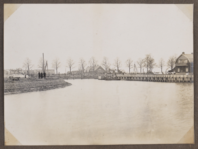 222976 Gezicht op de toegang van de Veilinghaven te Utrecht, vanaf de Veilingstraat. Rechts het huis 1e Kleine Lijnpad ...